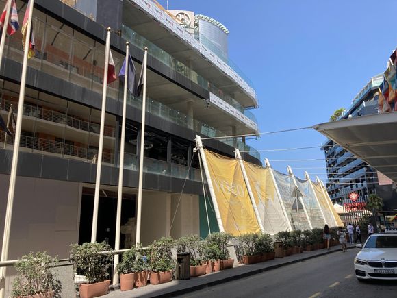 Front entrance Voco on street level 