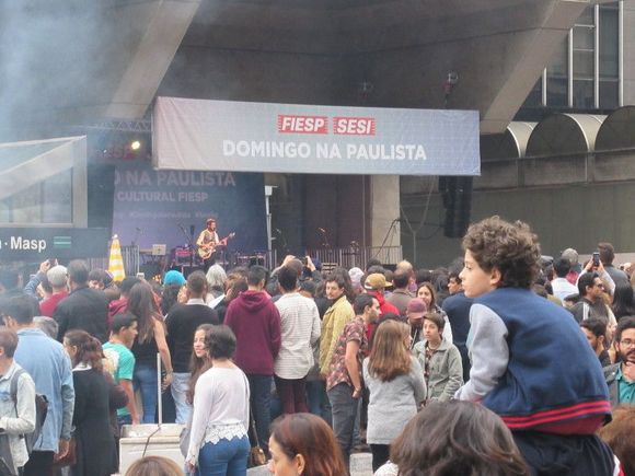 Domingo na Paulista street fair