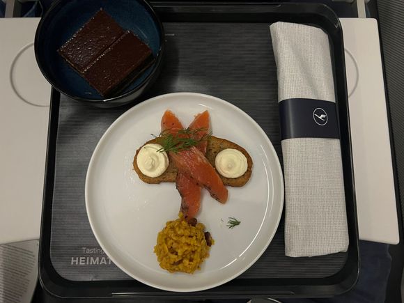 Tasting Heimat today on FRA-MUC. Nice how they arranged everything to look like a face. My kids would have loved it!😉