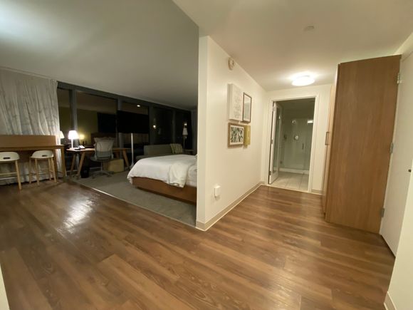 Large foyer of unused space in the corner room, high floor (junior suite?)