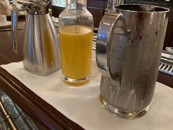 You can just help yourself to ice water, orange juice or black filter coffee 
