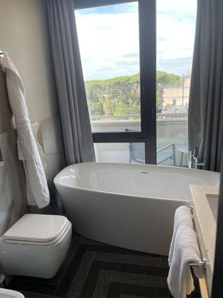 Separate bathtub (room to the right on entry)