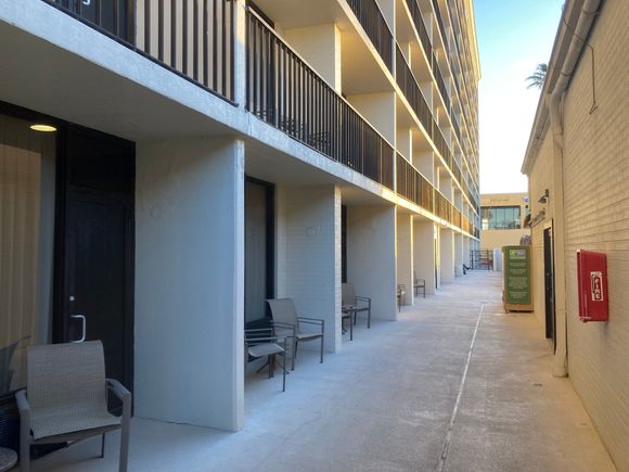 A view of the family rooms with direct pool access ....

A bit en plein public in view but i think most of the time the families go directly to sit atthe pool area