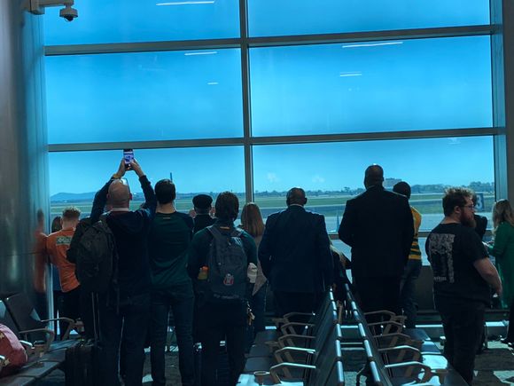 A crowd waiting for the plane 
