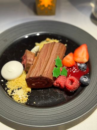 Red velvet Yule log
raspberry gel, meringue crumble and fresh berries