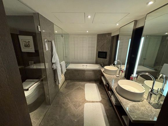 834 bathroom. Tub is notably quite different from 734's in next photo. 
