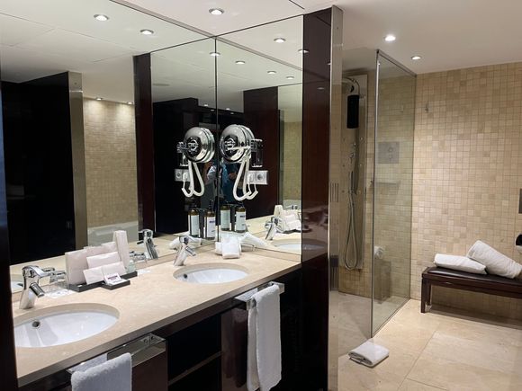 Suite - bathroom

