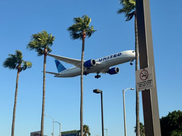 Plane spotting at the LAX In-N-Out