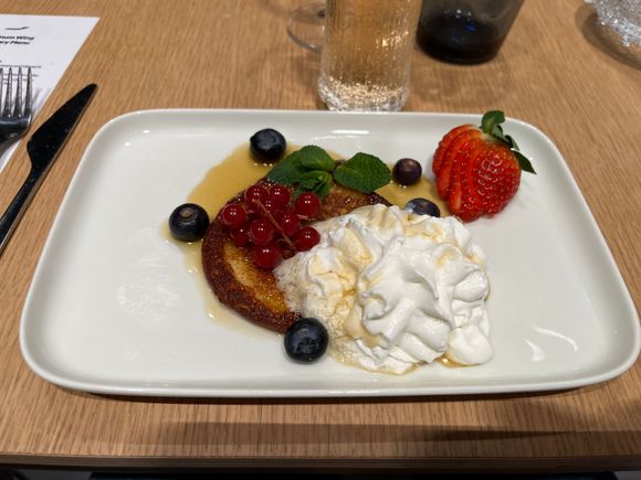 Pancakes, maple syrup, cream