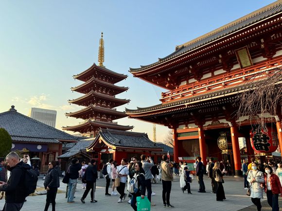 Sensō-ji 浅草寺 temple. Too many people. Must come back on the evening.