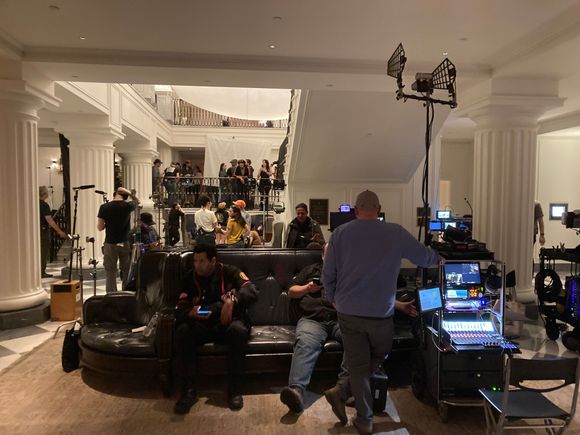 A sly peek onto the set .... did i see Babs Streisand there for her cameo ? 