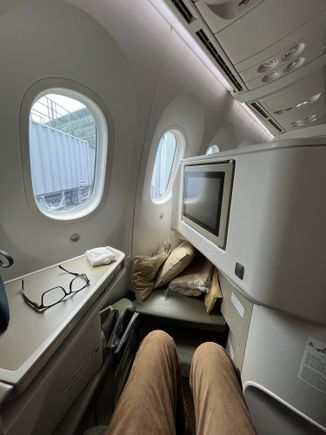 Normal sort of J seat but the cushion at the near end of the foot rest is unsupported for about 10cm.   Not a problem when using the seat as a seat but when fully reclined as a bed there is an annoying discontinuity in being flat. 