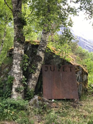 Sign near road to hotel