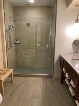 Suite bathroom