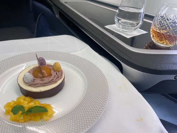 Food not so memorable this was the only one i took a picture of
Service strangely not proactive as in 777 8F and in 388, despite the low load (5/8)