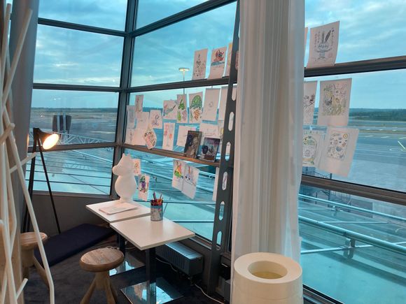 Corner in the Schengen Finnair lounge where they have a little table with paper and coloring pencils for children to do drawings