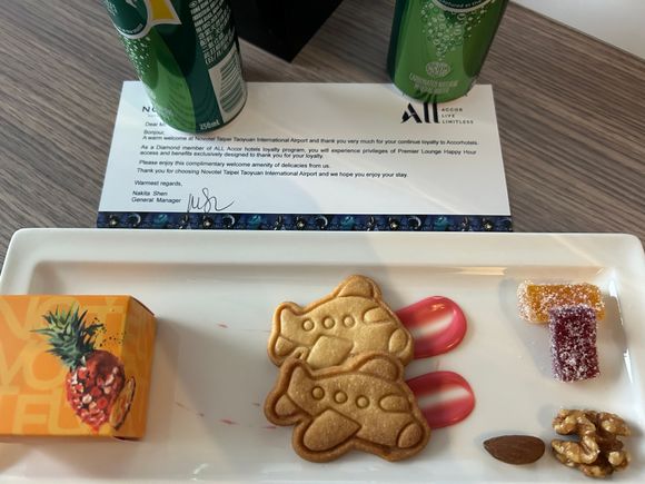 In the box is a typical Taiwanese pineapple cake. The 2 Perrier cans are part a f the welcome amenity. 