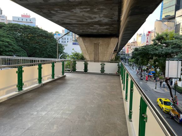 Walkwayy ends just past the Sofitel connection to a stairway exit on the other side of Sukhumvit.