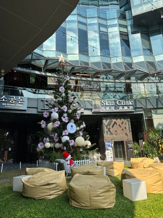 Hyatt Regency Bangkok at front entrance