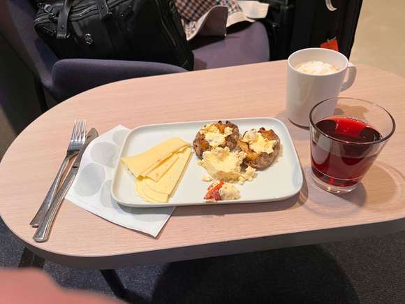 Non-schengen lounge breakfast