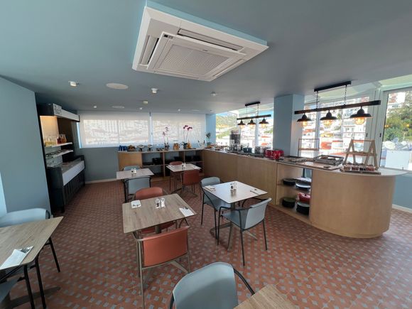 The pool bar and restaurant where breakfast is served