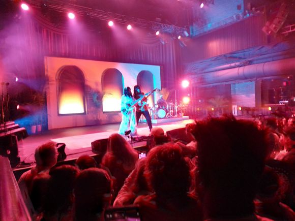 "Dilbert Questlove" (the big head on the right) was over 7 feet tall and not the person anyone wanted to stand right behind. 