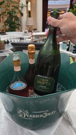 Free flow brut and rose cava