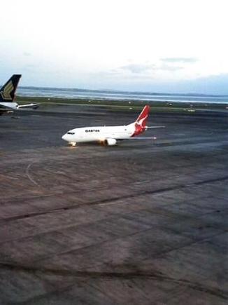 I think this shot really says it all about QF's final 737-300 flight