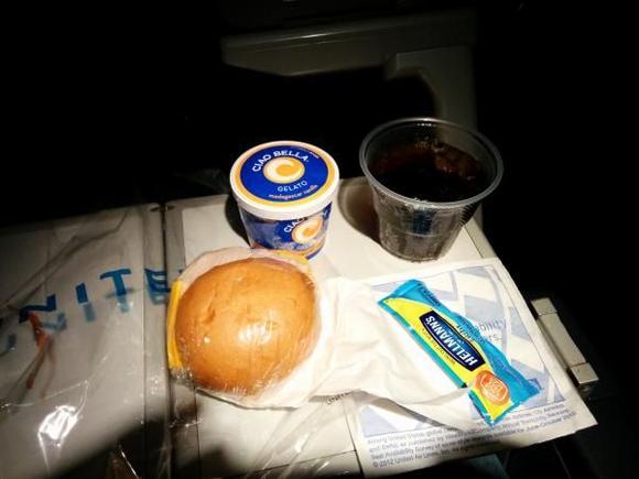 UA885 SFO-KIX Snack