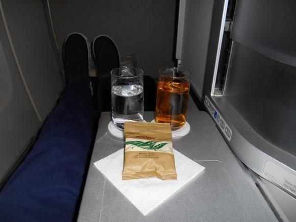 BA247/02Dec LHR-GRU, Pre-Dinner Drinks

Apple juice and nuts