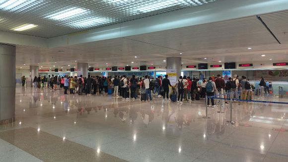 Immigration queue at SGN, 07:28 am