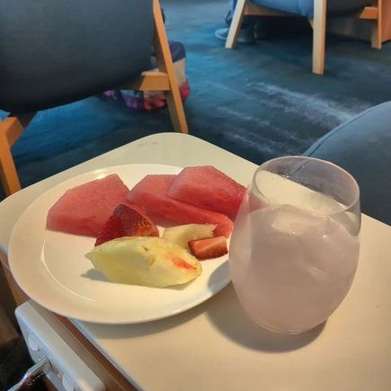 Too anxious really to eat anything, despite reassurances from the lounge angels, but Mrs Enthused told me to eat my fruits and keep hydrated. At least the fruits in the QF J Lounge in BNE are fresh and I was able to pick what I liked. 
