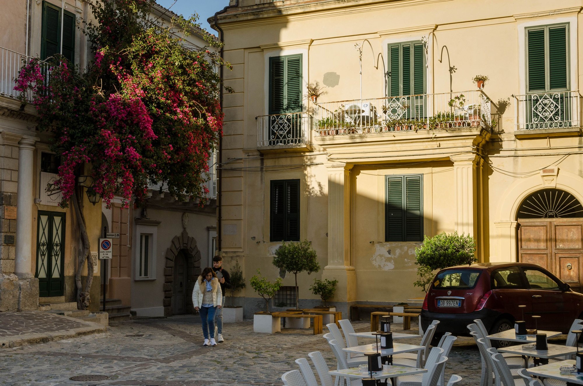 Largo Frezza is right beside the popular Vallone belvedere, so visitors may easily do a two-fer in this area. This evocative corner should be high on your list.
