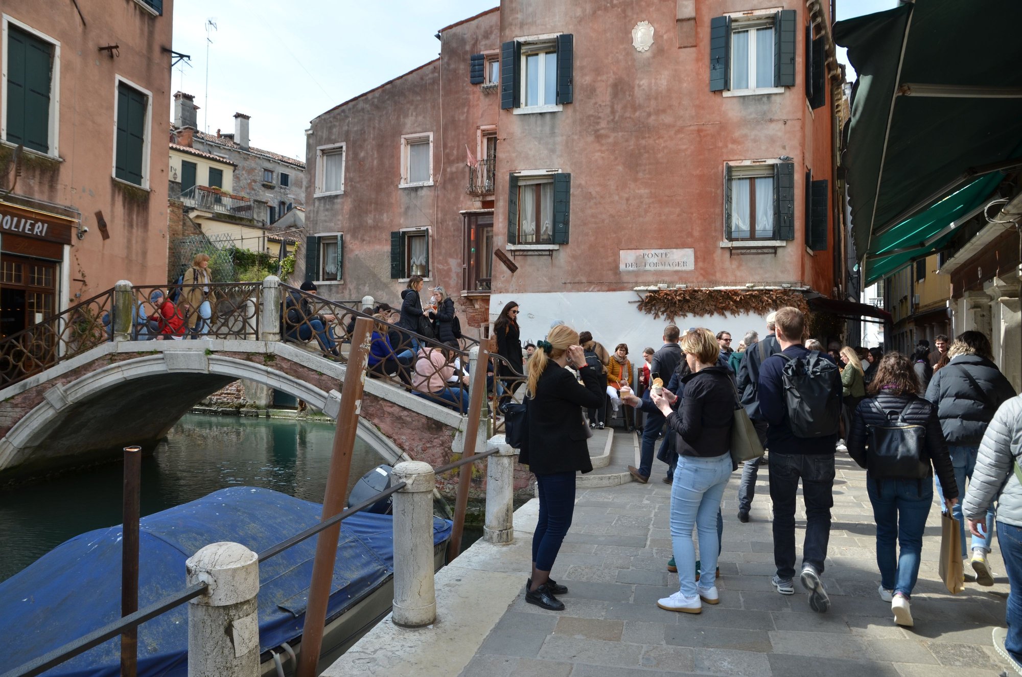 bustling, inexpensive bar