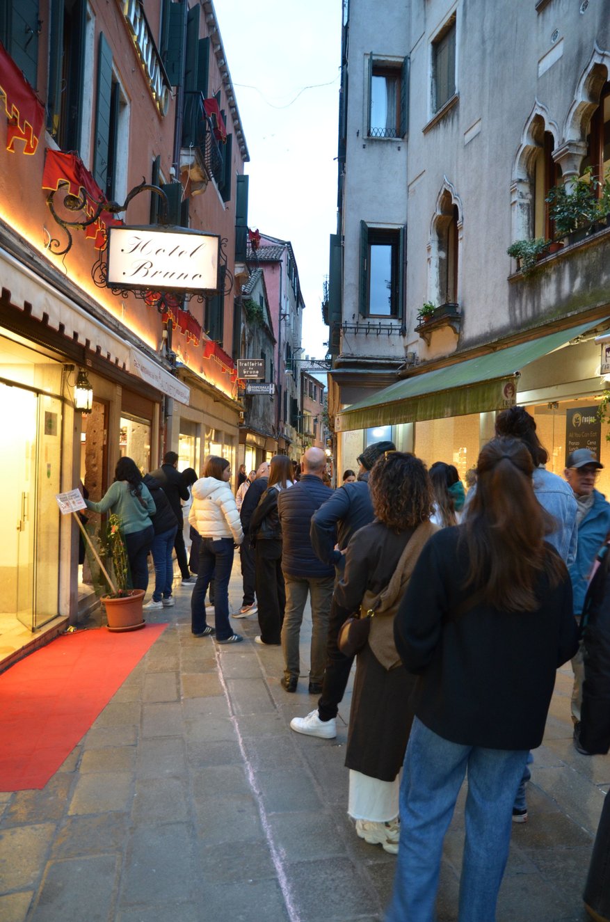 Queue at Gelateria Gallonetto