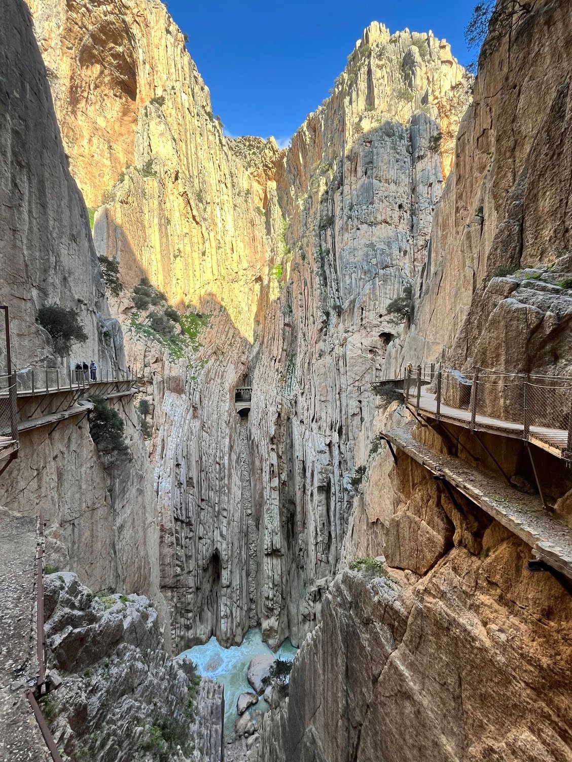Final gorge - you can see the dangerous old walkway (below) and the new & very safe new walkway (above)