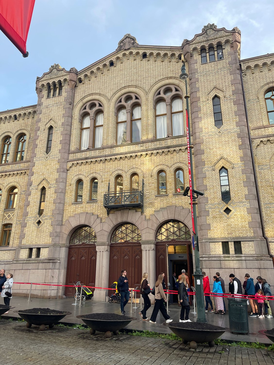 Line forming by the Norwegian Parliament