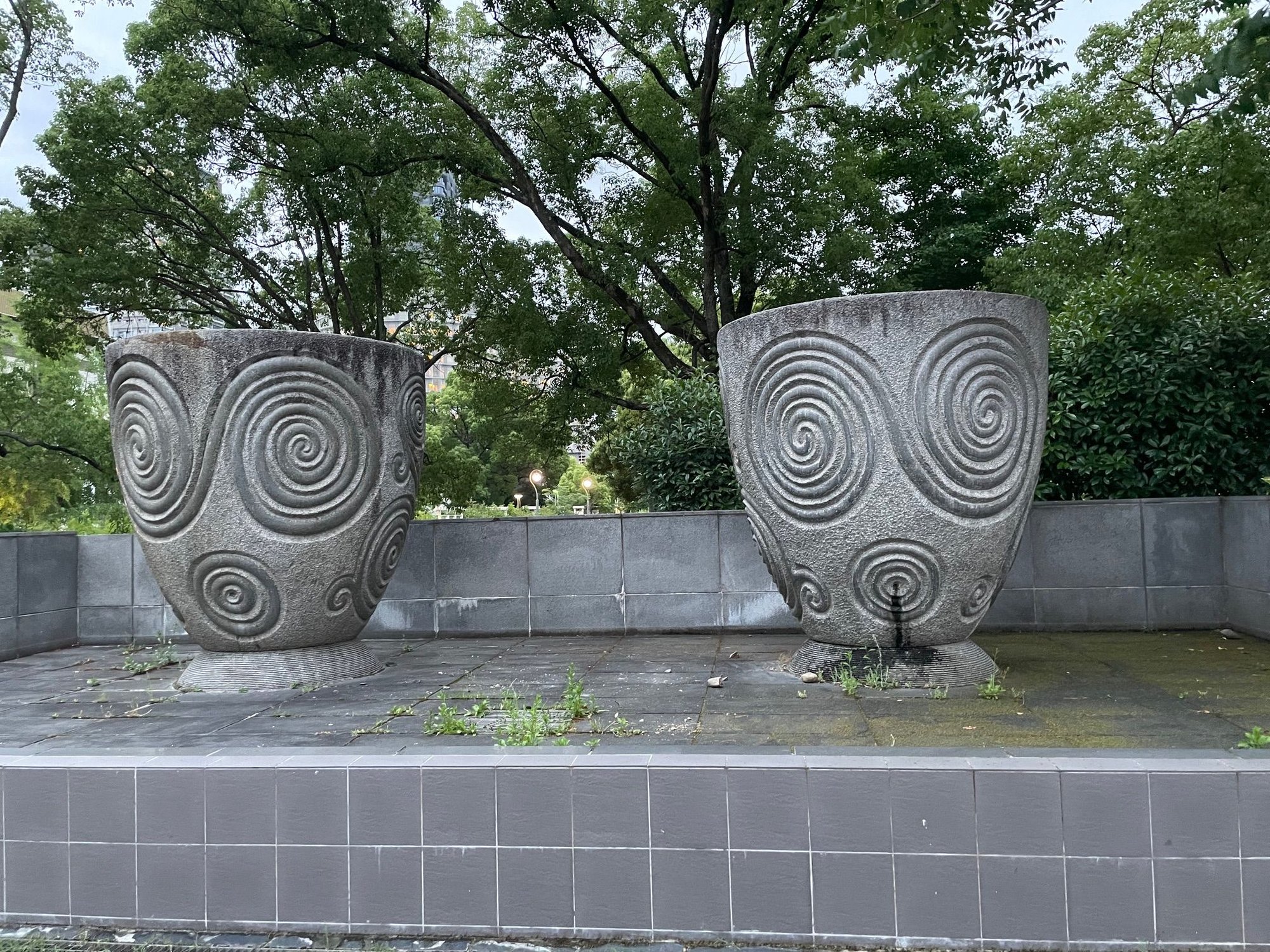 Large vases in Ogimachi Park