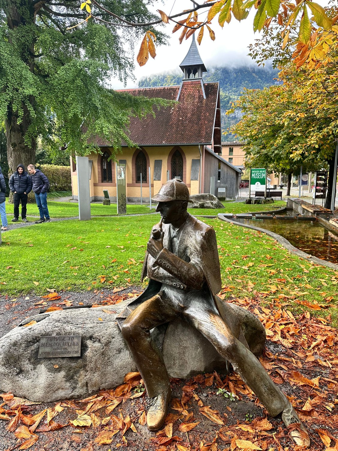 In Meiringen, on the way to the gorge we stopped to take pictures of the statue of Sherlock Holmes in front of the museum.