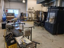 The workshop, with the furnaces. They've baked a pizza in the "cooling unit" in 26 seconds !