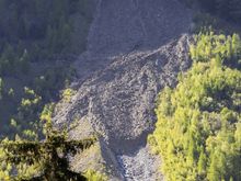Avalanche above Blatten. The forest couldn't stop it.