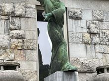 Moses in front of the National / University Library