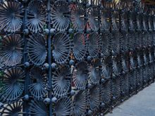 The stylish wrought-iron fence that he designed for his rich patron Vicens. See the mug second-from-left in the next foto.