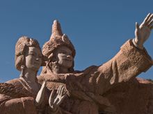 The town motif is Tibetan King Songsten Gampo and his bride, the Princess Wengcheng.