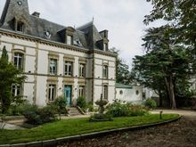 From ship to shore. Weird scene here at the Relais 'Clos de Valombreuse'. We entered, then asked front desk when their restaurant was open for lunch. "But of course, madame et monsieur, only just wait over there"', they pointed to an antique-filled parlor room on the side. We waited there. And waited. And scratched our heads, as no movement at all was seen from any kitchen staff. Finally, we inquired again and were told, "Oh there are no meals on Tuesdays." Huh? Why weren't we told that earlier?