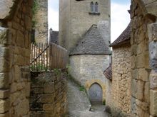 On the trail down from the chateau to the river in Beynac-et-Cazenac