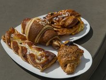 I rest my case. As well, there was another wonderful surprise. Mrs Z and I once discovered an amazing Swiss brand of shampoo-gel soap called 'Prija'. We'd first encountered it in our rental house in Meursault (Burgundy) and loved its herbal 'eruca sativa' smell and texture. We thereafter tried for years to buy some of that, all to no avail. Lo and behold, when we arrived at our Aquamarina apartment, the featured soap was Prija. What a coincidence.