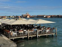 There are many dining establishments along the Zattere