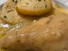 Cod in a delicious sobrehusa sauce, with excellent potato, sliced