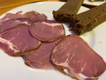 Next, a stop in a true Porto FC sports bar for some traditional snacks, including salpicão with brown bread.